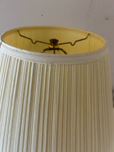 Load image into Gallery viewer, White Lattice Ginger Jar Lamp
