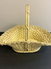 Load image into Gallery viewer, Vintage Bear Creek Orchards Basket from Harry &amp; David
