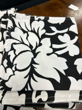 Load image into Gallery viewer, Black and White Table Runner and 8 Matching Napkins
